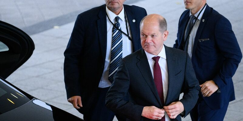 Bundeskanzler Olaf Scholz (SPD, M) wird rund um die Uhr von mehreren Personenschützern bewacht (Archivbild). - Foto: Bernd von Jutrczenka/dpa