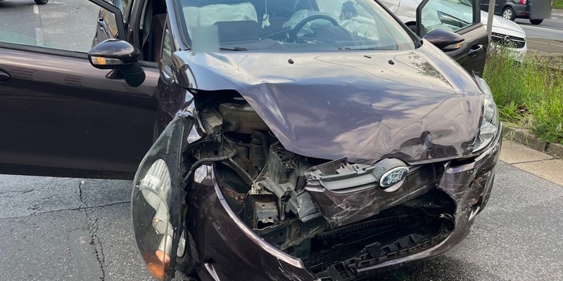 POL-DU: Wanheimerort: Rotlicht missachtet: Zwei Autos nicht mehr fahrbereit - Foto: presseportal.de