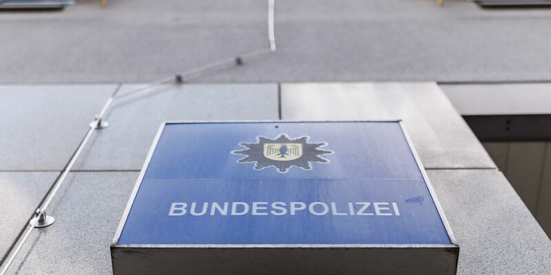 Beamte der Bundespolizei haben sich um zwei Kinder gekümmert, deren Eltern den Zug verpasst hatten. - Foto: Daniel Karmann/dpa