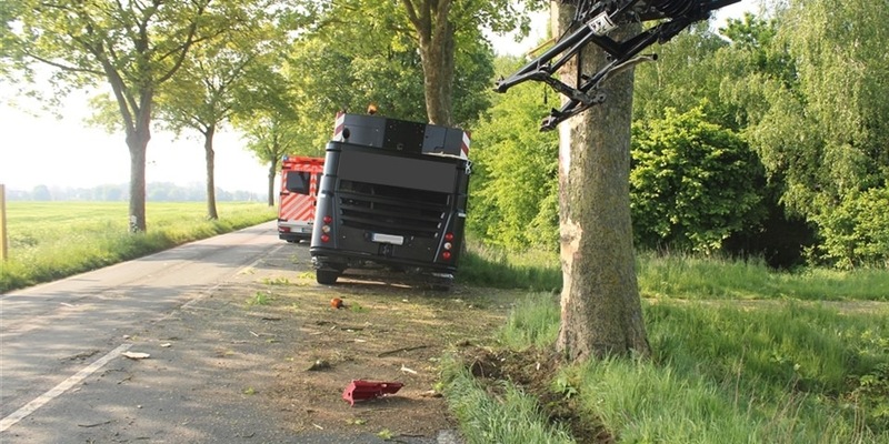 POL-KLE: Kalkar-Kehrum - Verkehrsunfall / Mobilkran kommt von Fahrbahn ab - Foto: presseportal.de