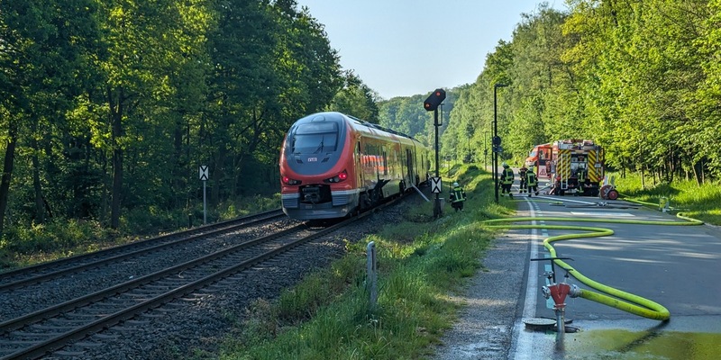 FW-AR: Zug kollidiert mit Wohnwagen - Foto: presseportal.de
