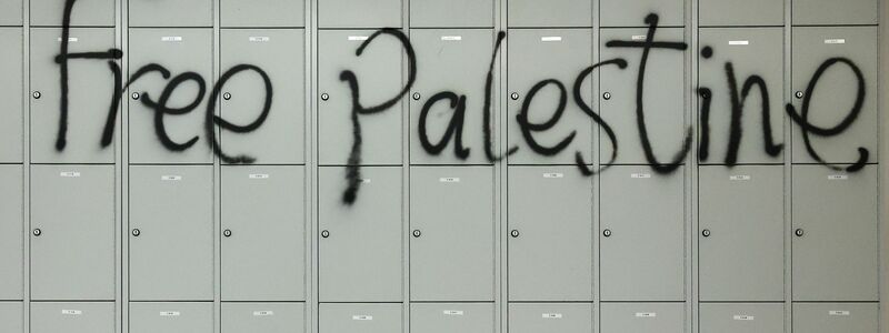 Der Schriftzug «Free Palestine» wurde während der Besetzung des Audimax der Universität Leipzig an eine Wand gesprüht (Symbolbild). - Foto: Jan Woitas/dpa