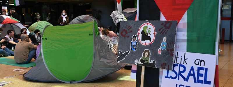 Propalästinensische Aktivisten haben in einem Gebäude der Universität Bremen ein Protestcamp errichtet. - Foto: Lars Penning/dpa