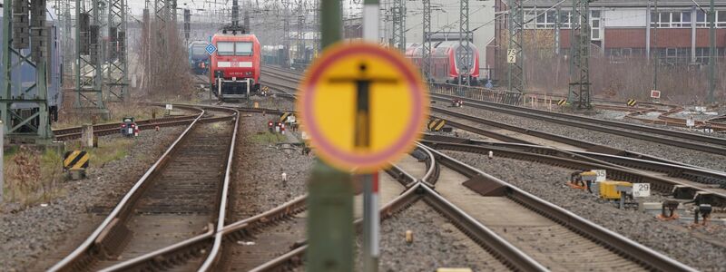 Die Bahn zählt ebenfalls zu den Sektoren, die ihre Widerstandsfähigkeit nachweisen müssen. (Symbolbild) - Foto: Marcus Brandt/dpa