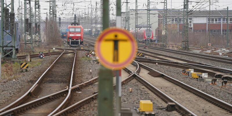 Am Güterbahnhof in Karlsruhe ist es zu einem tödlichen Unfall gekommen. - Foto: Marcus Brandt/dpa