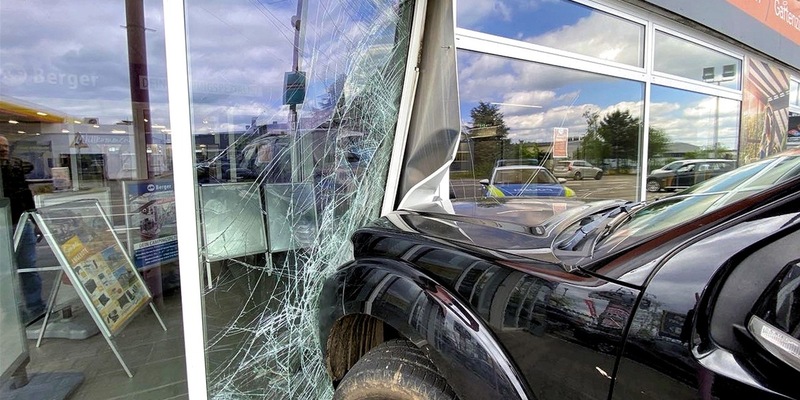 POL-PPWP: Auto kracht gegen Schaufenster - Foto: presseportal.de