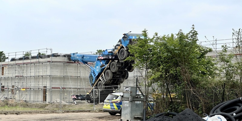 FW Alpen: Zwei Verletzte nach Kranunfall - Rettungshubschrauber im Einsatz - Foto: presseportal.de