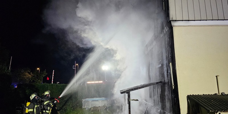 FW-AR: Brennendes ehemaliges Stellwerk beschäftigt die Feuerwehr Arnsberg die ganze Nacht - Foto: presseportal.de