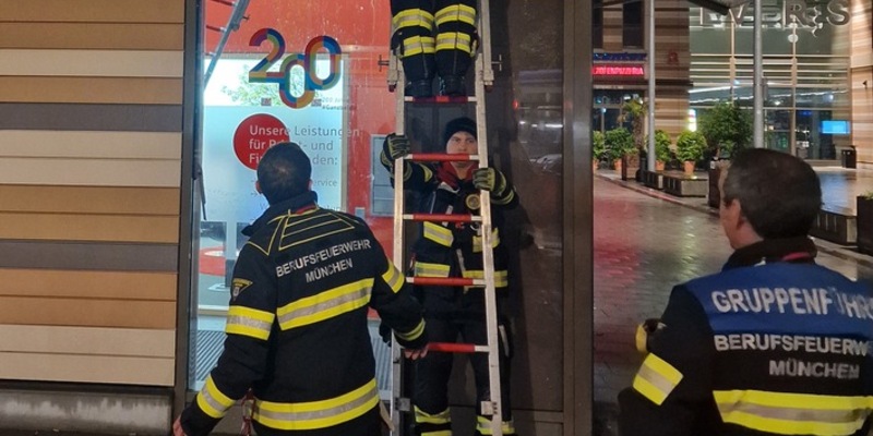 FW-M: Feuerwehr steigt in Sparkasse ein (Allach) - Foto: presseportal.de