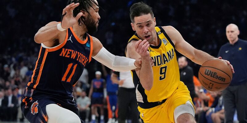 Jalen Brunson (l) sorgte für Begeisterung mit der Rückkehr zur zweiten Halbzeit, nachdem er das zweite Viertel angeschlagen verpasst hatte. - Foto: Frank Franklin II/AP/dpa