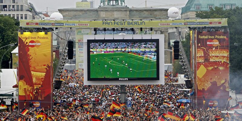 Tausende Zuschauer verfolgen 2006 auf der Fanmeile am Brandenburger Tor in Berlin das WM-Fußballspiel zwischen Deutschland und Argentinien. - Foto: Marcel Mettelsiefen/dpa/Archivbild