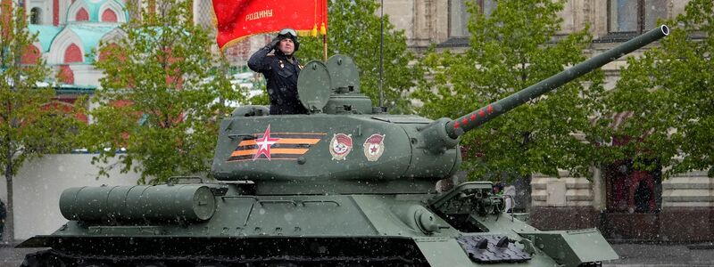 Ein legendärer sowjetischer T-34-Panzer während der Militärparade in Moskau. - Foto: Alexander Zemlianichenko/AP