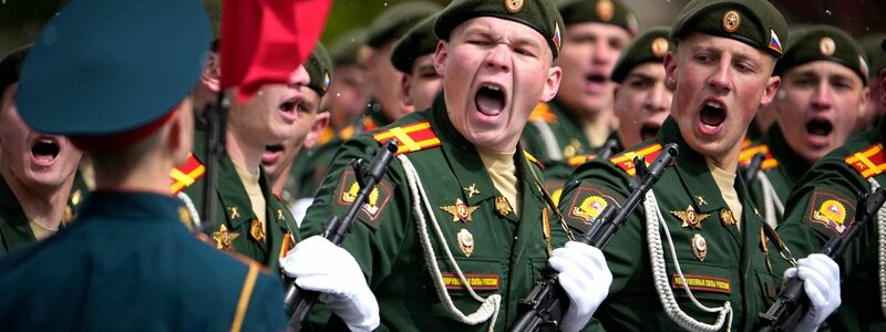 Russische Soldaten marschieren während der Militärparade zum Tag des Sieges in Moskau. - Foto: Alexander Zemlianichenko/AP