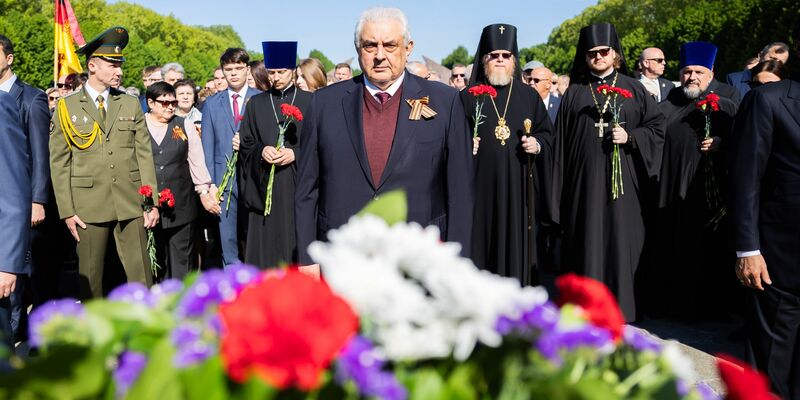 Der russische Botschafter, Sergei Jurjewitsch Netschajew (M), steht am Sowjetischen Ehrenmal im Treptower Park vor Gedenkkränzen. - Foto: Christoph Soeder/dpa