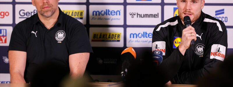 Axel Kromer (l) und Kapitän Johannes Golla sitzen während einer Pressekonferenz auf dem Podium. - Foto: Jan Woitas/dpa