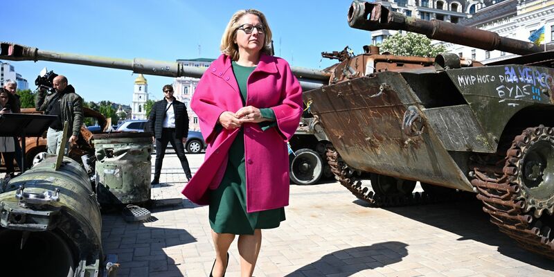 Entwicklungsministerin Svenja Schulze besichtigt während eines Besuchs in der Ukraine  Wracks russischer Panzer. - Foto: Sebastian Christoph Gollnow/dpa