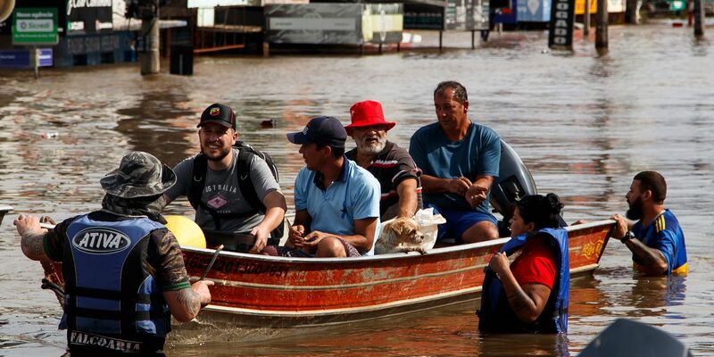 Rettungskräfte sind in der Region Rio Grande do Sul im Einsatz. - Foto: Claudia Martini/XinHua/dpa