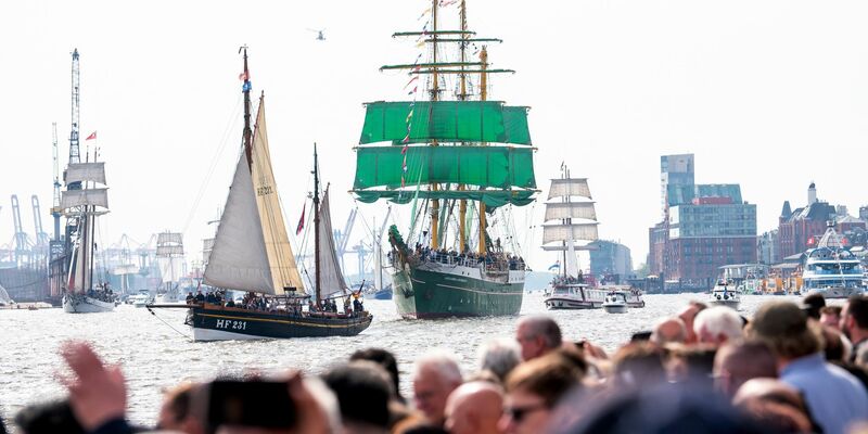 Der Hamburger Hafengeburtstag ist ein Publikumsmagnet. - Foto: Daniel Bockwoldt/dpa