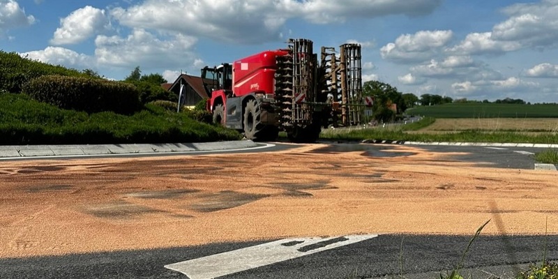 FW-DT: Ölspur im Detmolder Ortsteil Brokhausen führt zu stundenlanger Sperrung des Kreisverkehrs - Foto: presseportal.de