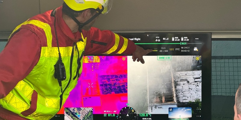 FW Dresden: Großbrand in einer leerstehenden Industriebrache - Foto: presseportal.de