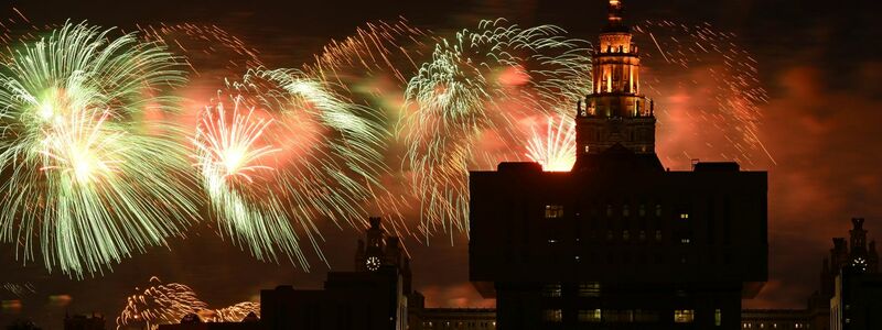 Feuerwerk in Moskau: Russland feiert den sowjetischen Sieg über Nazi-Deutschland - Foto: Dmitry Serebryakov/AP/dpa