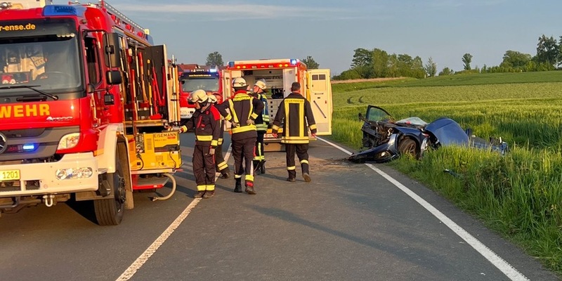 FW Ense: Schwerer Verkehrsunfall in Ense-Ruhne - Foto: presseportal.de