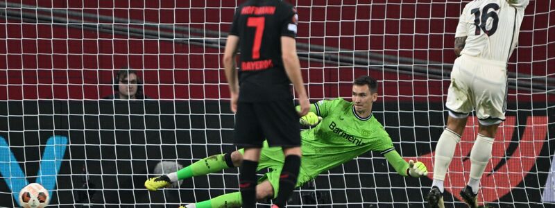 Kann bei beiden Elfmeter-Gegentoren nur hinterher schauen: Leverkusens Keeper Matej Kovar. - Foto: Federico Gambarini/dpa