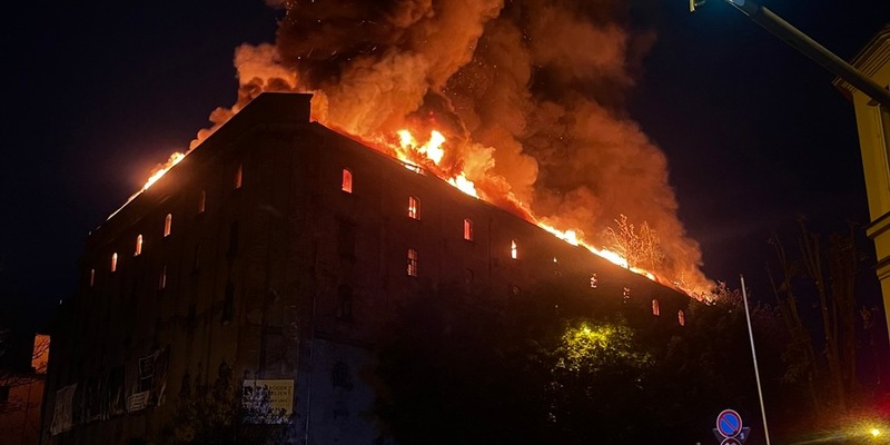 FW Dresden: erneuter Großbrand in einer leerstehenden Industriebrache - Warnung vor Rauchentwicklung - Foto: presseportal.de