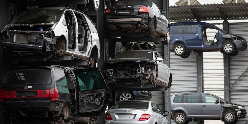 Die Allianz will Teile wie Türen, Front- und Heckklappen wiederverwenden. - Foto: Friso Gentsch/dpa