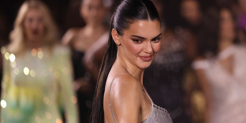 Kendall Jenner trägt eine Kreation von L'Oreal auf der Paris Fashion Week. Aktuell sieht sich das Model in einem emotionalen Tief (Archivbild). - Foto: Vianney Le Caer/Invision/AP/dpa