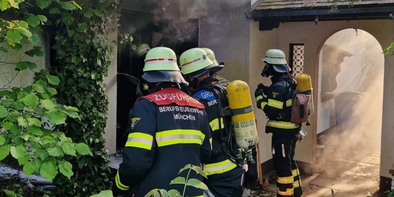 FW-M: Feuer in leer stehendem Wohnhaus (Milbertshofen) - Foto: presseportal.de