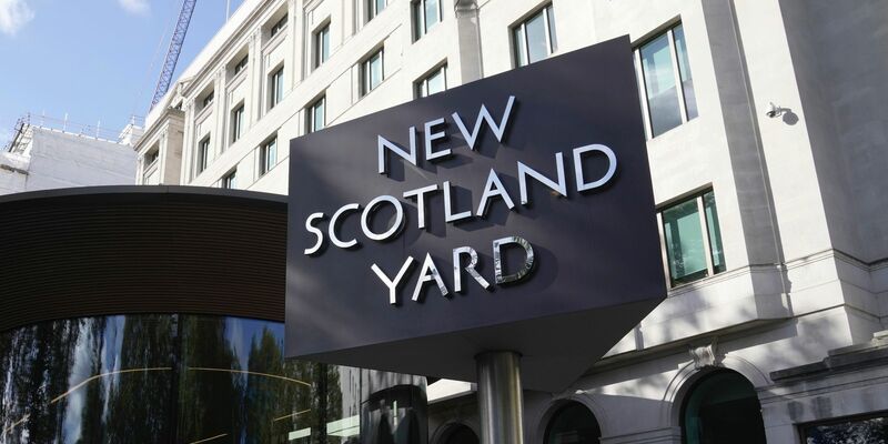 Das Schild von New Scotland Yard, dem Hauptsitz der Londoner Metropolitan Police. In London ist eine Frau mitten am Tag erstochen worden (Symbolbild). - Foto: Kin Cheung/AP/dpa
