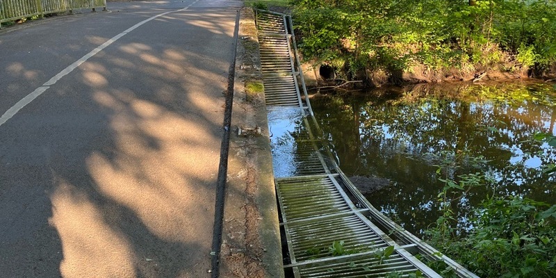 POL-GT: Brückengeländer am Abrocksbach umgestoßen - Zeugenaufruf - Foto: presseportal.de