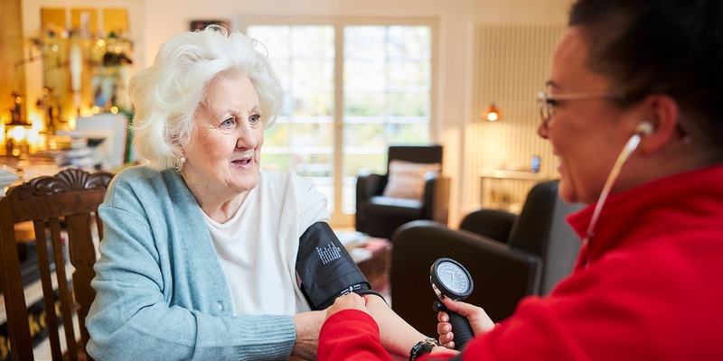 Johanniter fordern mehr Kompetenzen für Pflegekräfte / Johanniter sprechen sich am Tag der Pflege für eine schnelle Umsetzung des geplanten Pflegekompetenzgesetzes aus - Foto: presseportal.de