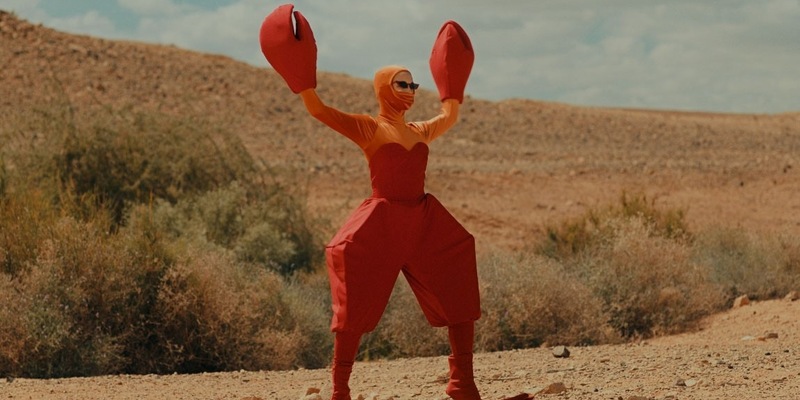 Künstlerin Lenka präsentiert eine Neuinterpretation ihres Hits The Show - Foto: presseportal.de