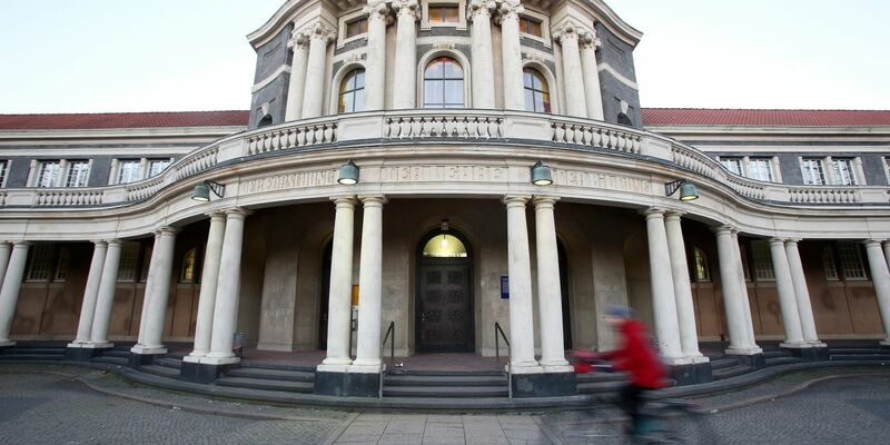 Das Hauptgebäude der Universität Hamburg. Nach der Ringvorlesung «Judenfeindlichkeit, Antisemitismus, Antizionismus - aktuelle Formen antijüdischer Gewalt» kam es zu einer Schlägerei (Archivbild). - Foto: Bodo Marks/dpa
