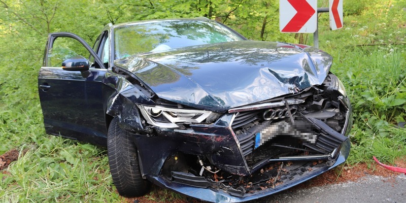 POL-HX: Vier Verletzte beim Verkehrsunfall - Straße für drei Stunden gesperrt - Foto: presseportal.de