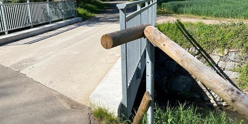 POL-PDKL: Beschädigung an Sitzgruppe und Holzgeländer - Foto: presseportal.de