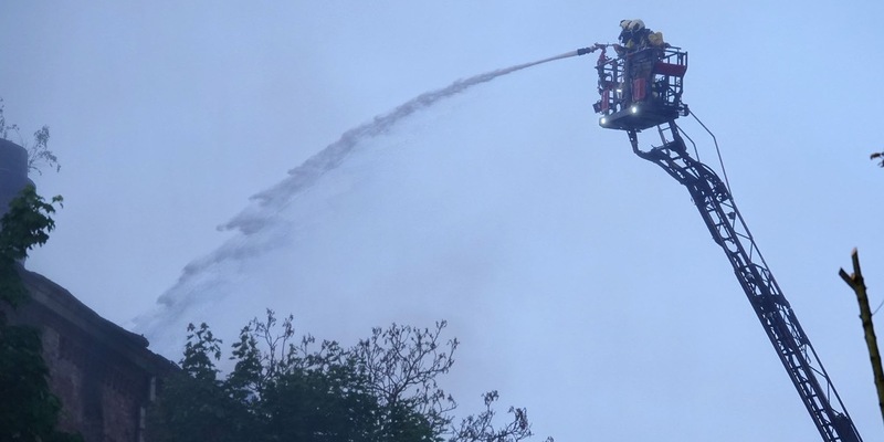 FW Dresden: Erneute Warnung vor Rauchentwicklung beim Großbrand in Dresden-Leuben - Foto: presseportal.de