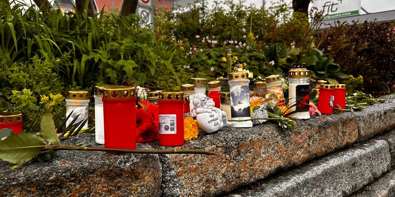 Blumen und Kerzen im Stadtzentrum von Immenstadt im Allgäu nach dem Tod eines Obdachlosen. - Foto: Lisa Hild/dpa