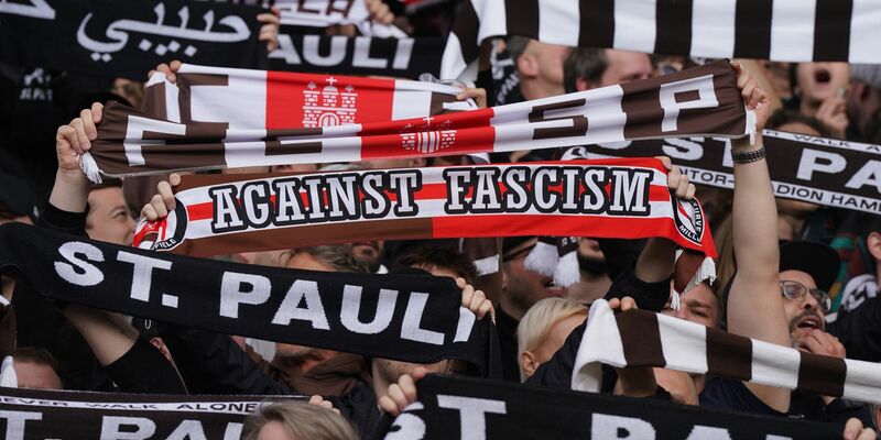 St. Pauli will einen möglichen Aufstieg in die Fußball-Bundesliga nicht nur mit einer Fan-Party, sondern mit einem Aktionstag für Demokratie, gegen Rassismus, Antisemitismus und Diskriminierung feiern. - Foto: Marcus Brandt/dpa