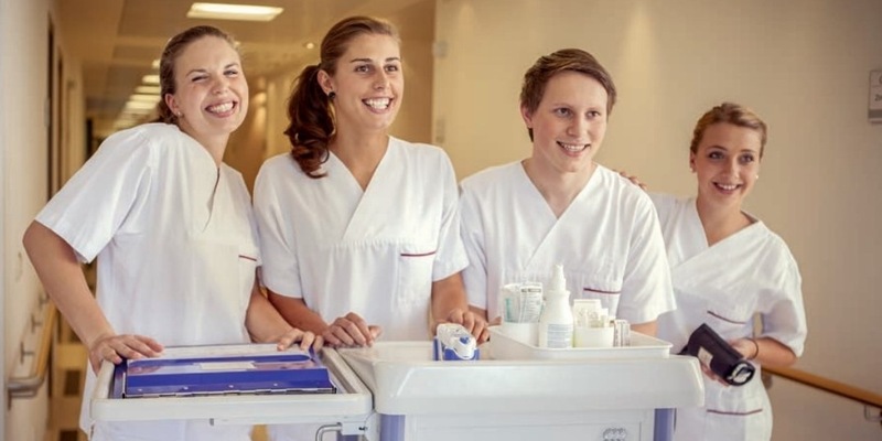 Umfrage zum Tag der Pflegenden: Expertise und Chancen im Pflegeberuf werden unterschätzt - Foto: presseportal.de