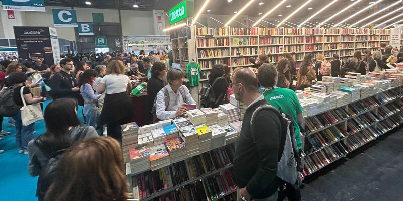 Besucher an einem Stand auf der Buchmesse in Turin. Schwerpunkt ist in diesem Jahr die deutschsprachige Literatur. - Foto: Christoph Sator/dpa
