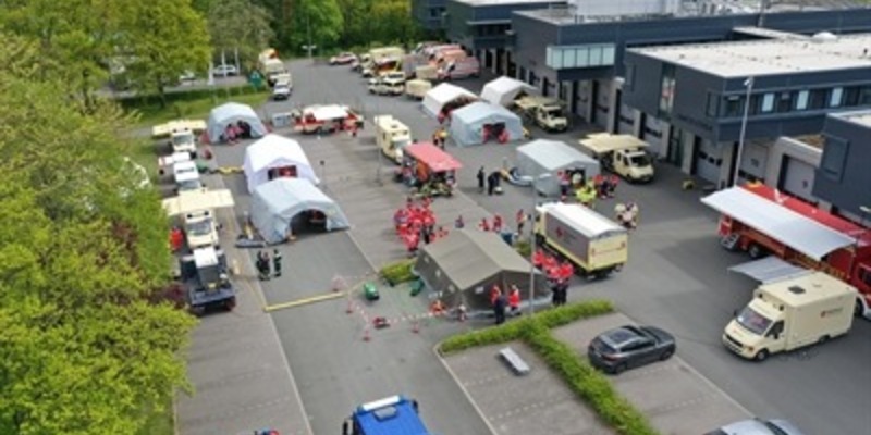 FW Kreis Soest: Hilfsorganisationen, Feuerwehr und THW proben überörtliche Hilfe. - Foto: presseportal.de