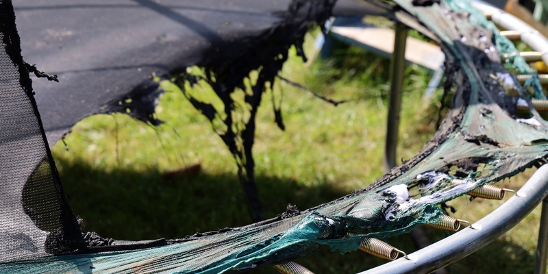 FW Hambühren: Brand einer Gartenlaube greift auf benachbarten Schuppen über - Anwohner löscht mit Gartenschlauch - Foto: presseportal.de