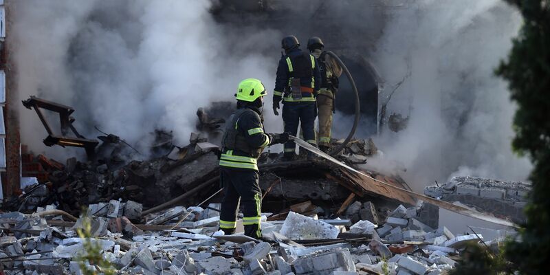 Die russische Armee greift die Region um Charkiw an - hier sind Rettungskräfte bei der Arbeit in einem Haus zu sehen. - Foto: Not credited/https://photonew.ukrinform.com/ Ukrinform/dpa