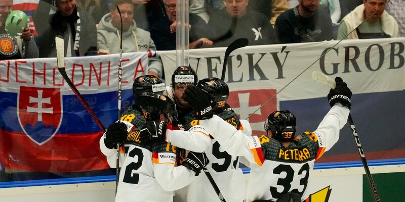 Die DEB-Auswahl ist mit einem Sieg in die WM gestartet. - Foto: Darko Vojinovic/AP/dpa