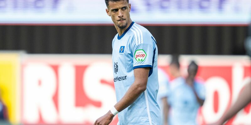 Ex-HSV-Profi Filip Bilbija (r) jubelt nach seinem Tor zum 1:0 für Paderborn mit Mitspieler Casper Terho. - Foto: David Inderlied/dpa