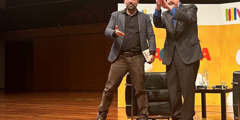 Roberto Saviano (l) und Salman Rushdie auf der Buchmesse in Turin. - Foto: Christoph Sator/dpa