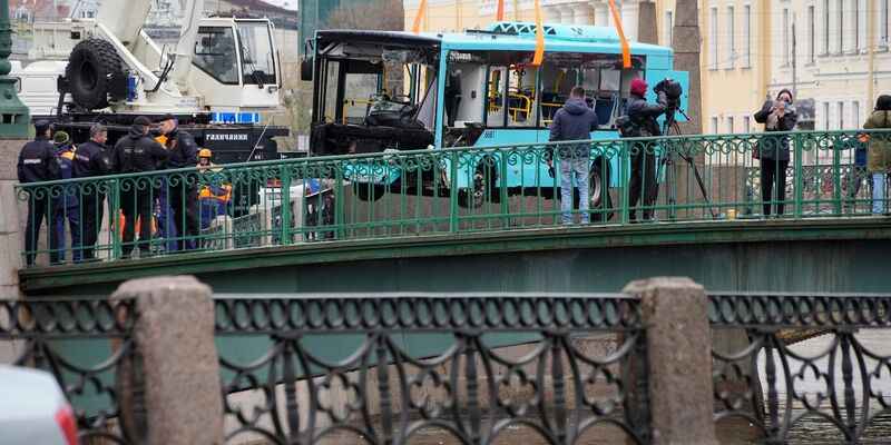 Bei dem Busunglück in St. Petersburg sind mehrere Menschen ums Leben gekommen. - Foto: Dmitri Lovetsky/AP/dpa